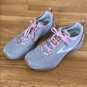 Brooks Women’s Levitate 2 Running Shoe, size 9